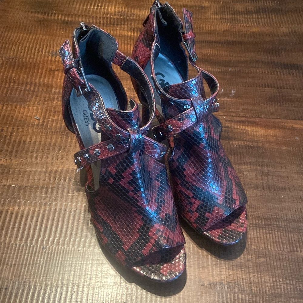 GBG Los Angeles Women's Jasin Dress Sandals Heels Color maroon Snake Size 7.5